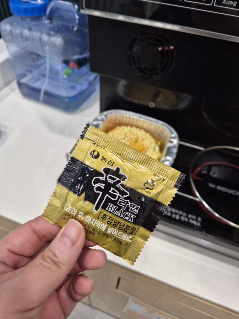 신라면 블랙은 후첨 스프가 있습니다.