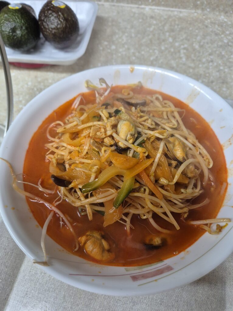 숙주를 넣어서 더 맛있게 끓여진 이연복 짬뽕