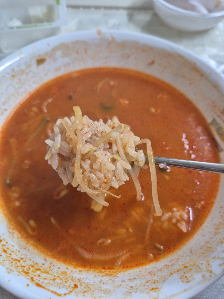 면 다 먹으면, 밥도 말아서 한입!