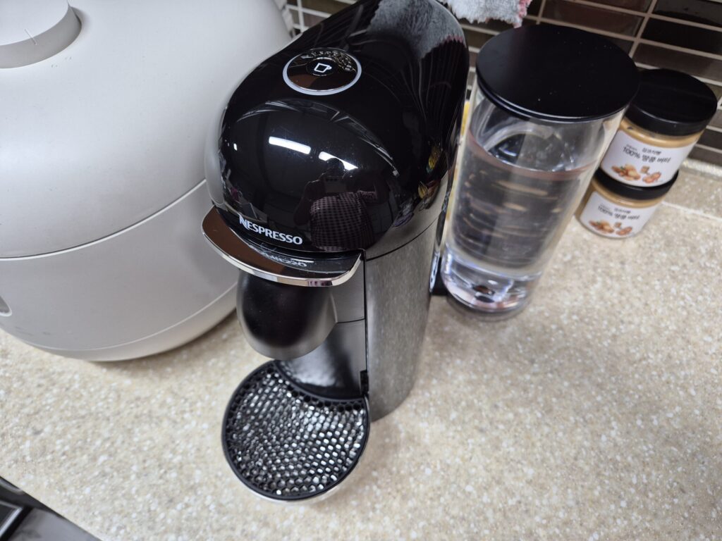 세척후 버츄오 플러스 커피 머신