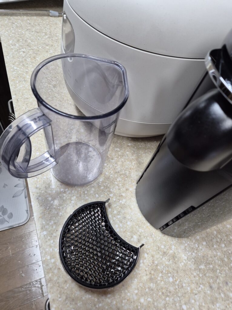집에 있는 1리터 저그통과 네스프레소 컵받침대