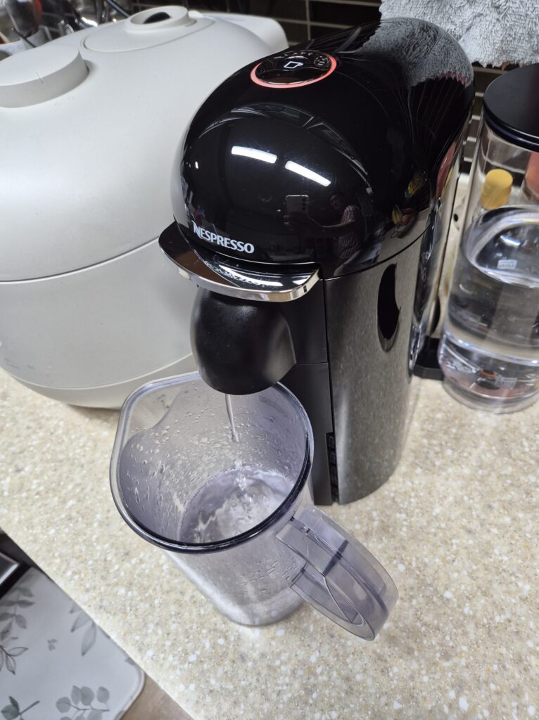 네스프레소 버츄오 플러스 세척중