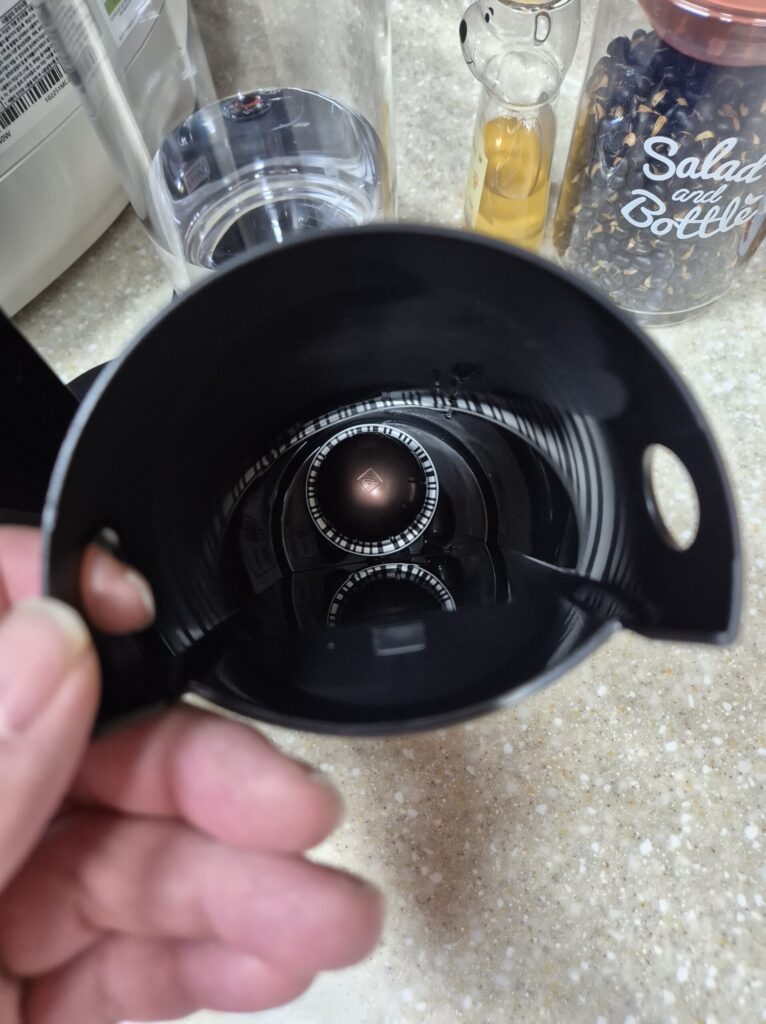 자동으로 쓰레기통으로 들어간 인텐소 캡슐 커피