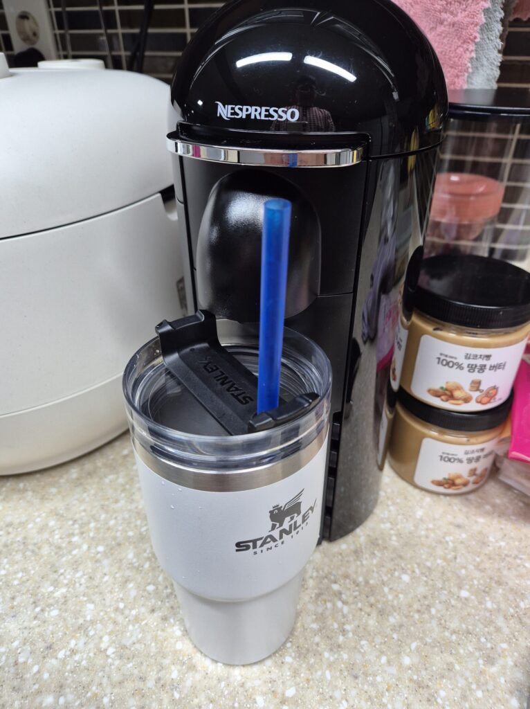 590ml 스탠리 텀블러에 직접 커피 추출이 가능합니다.