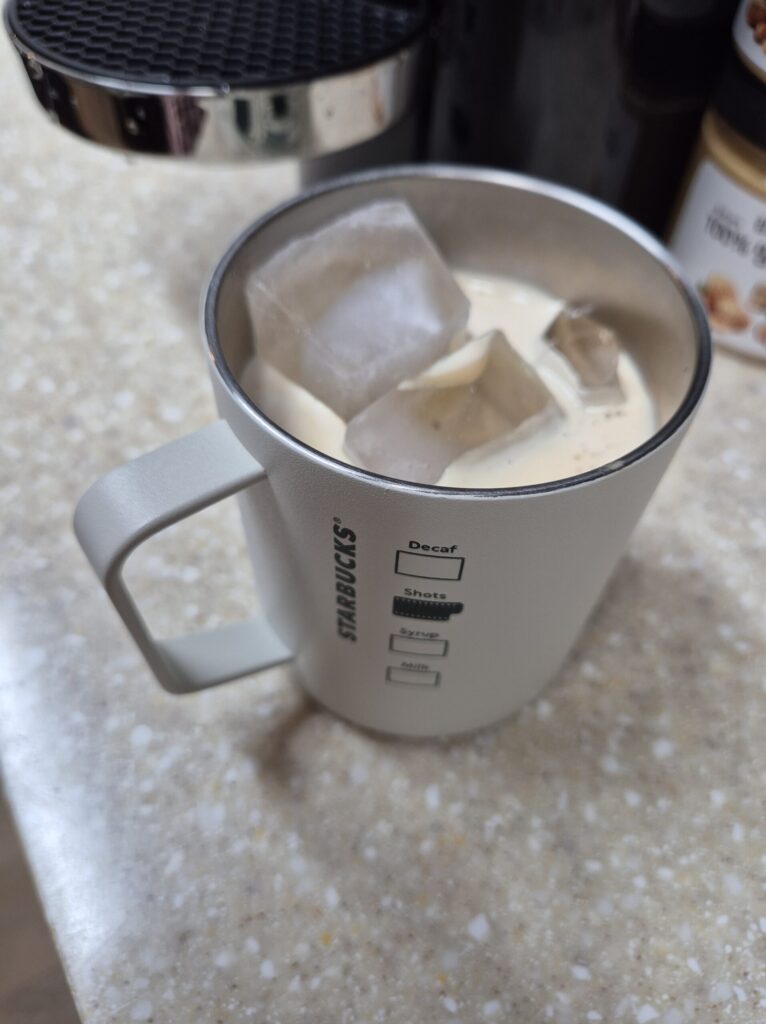 네스프레소 버츄오 머신으로 만든 스타벅스 바닐라라떼