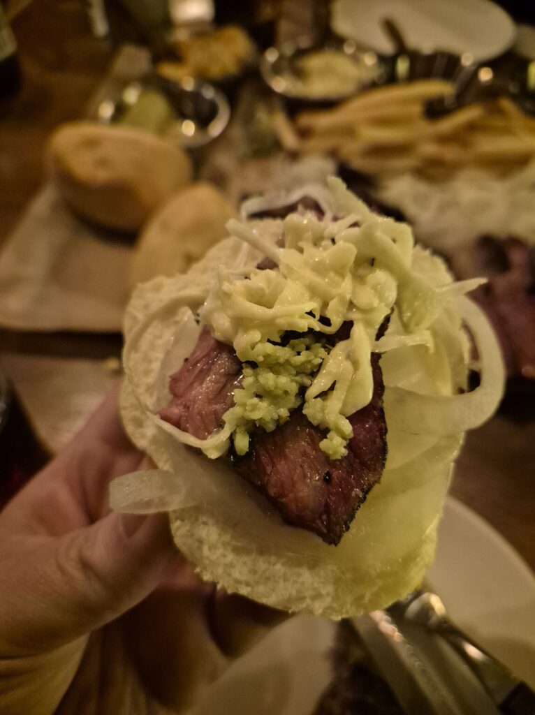 오프셋하우스 비프립 플래터 빵과 함께