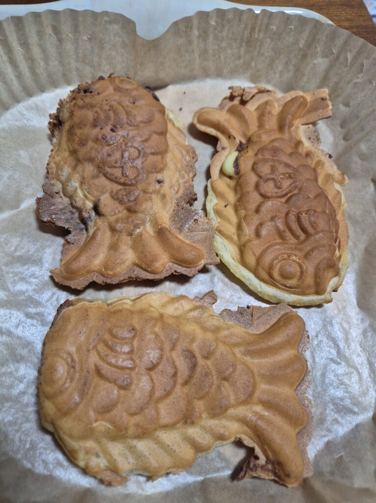 맛있게 바삭하게 데워진 붕어빵