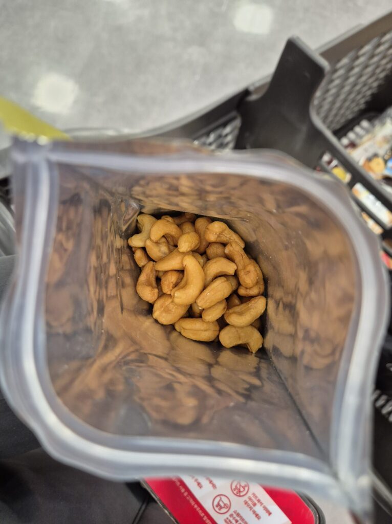 홈플러스 캐슈정과 170g 들어가있음.