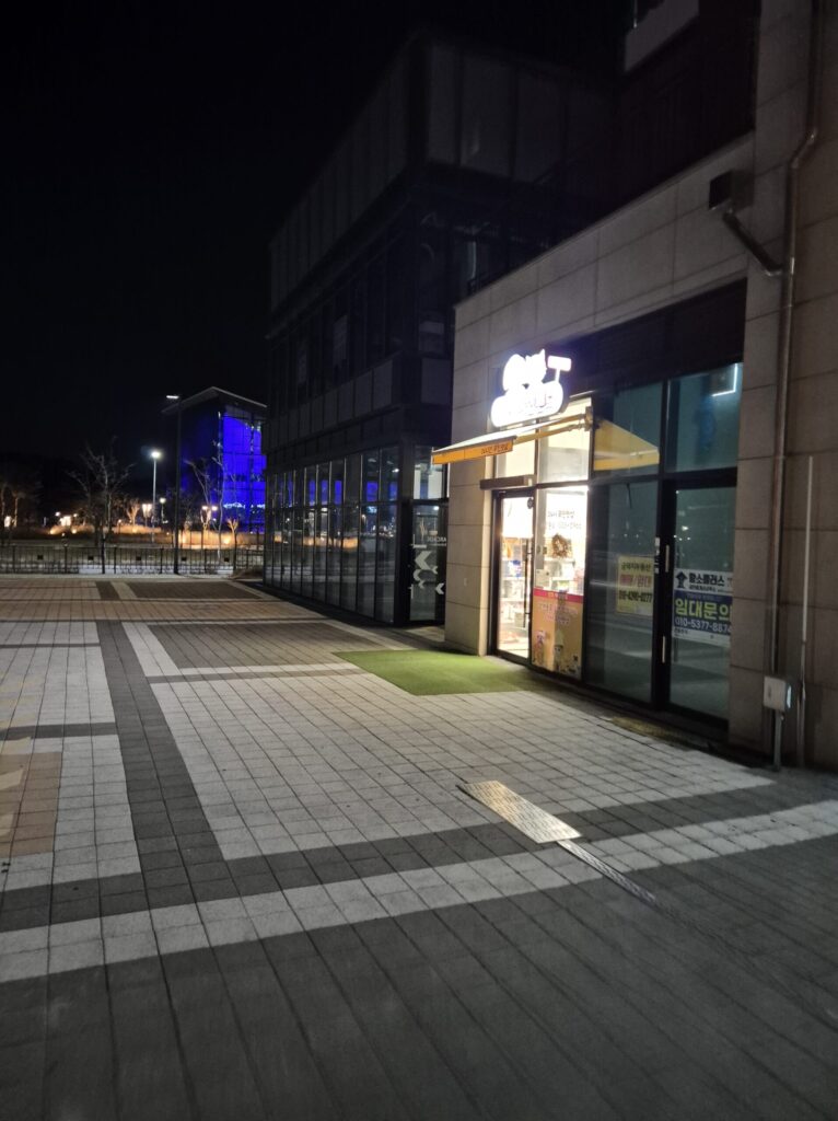 카페 플레져 주차하고 다른 건물로 이동해야함.