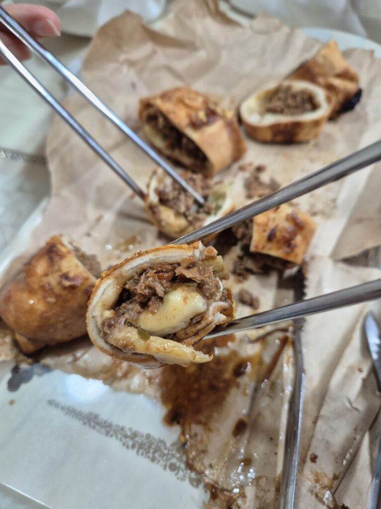 트레이더스 미트베이크는 불고기랑 치즈가 가득들어가있음.