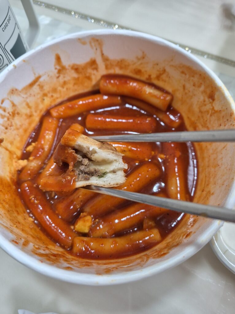 떡볶이 양념에 트레이더스 미트베이크를 찍먹하면 맛있음.
