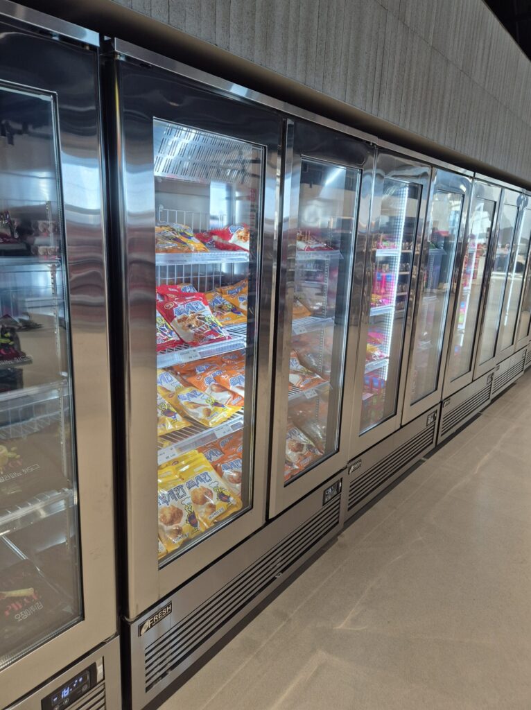 하림 더미식 마트 냉동식품 코너