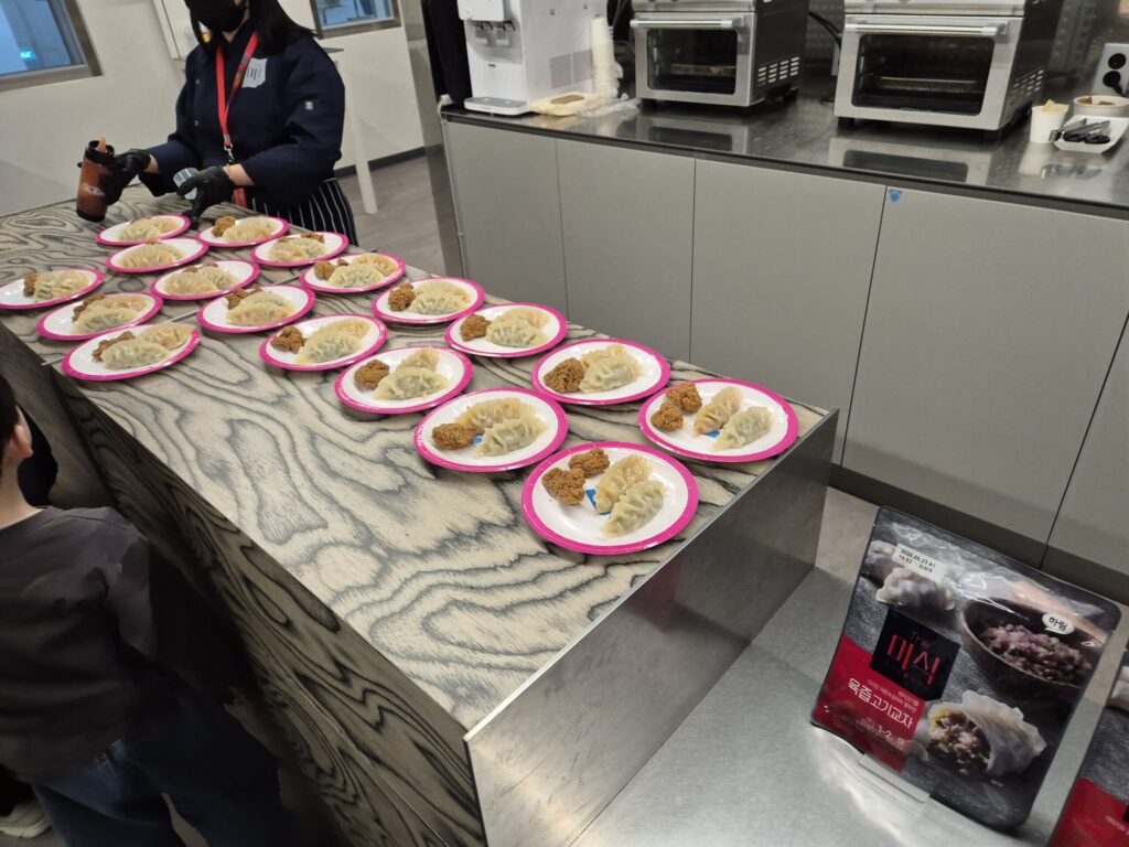 하림 HKR 견학 시식 만두와 치킨