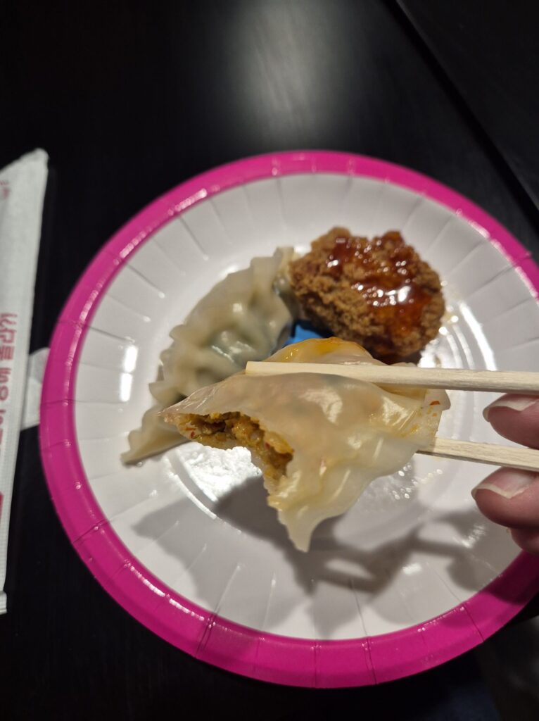 촉촉하고 맛있는 더 미식만두 하지만, 소가 조금 적다는 느낌이 든다.