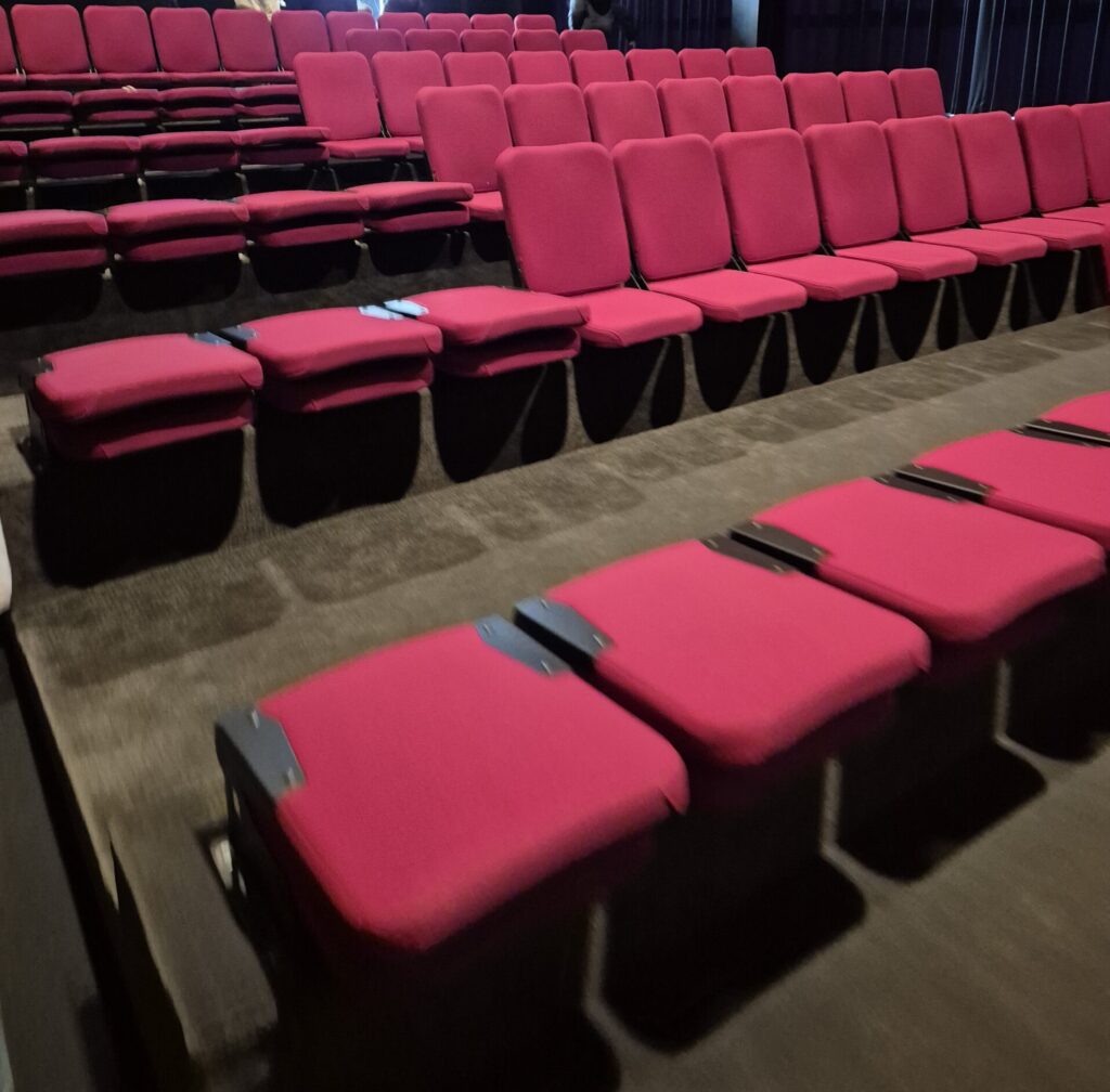 하림 견학 중 첫번째로 보는 하림상영관 의자