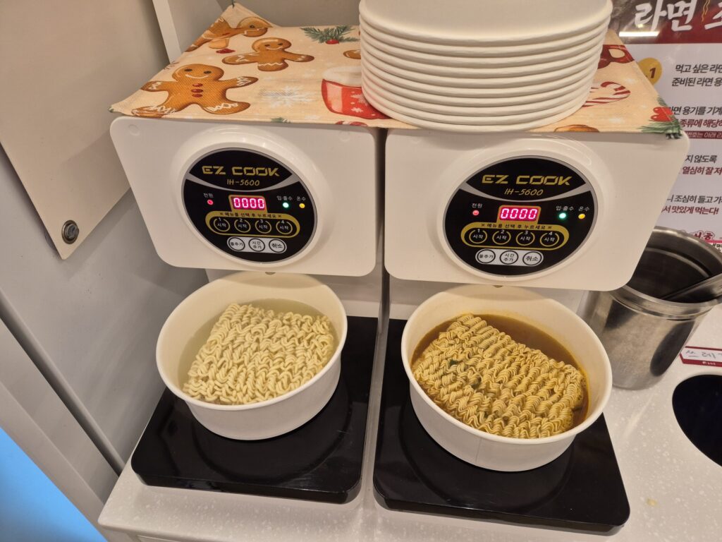 춘천집 한강라면 조리방법 버튼이 4개임 본인이 선택한 라면을 메뉴를 눌러주면 조리시작됨