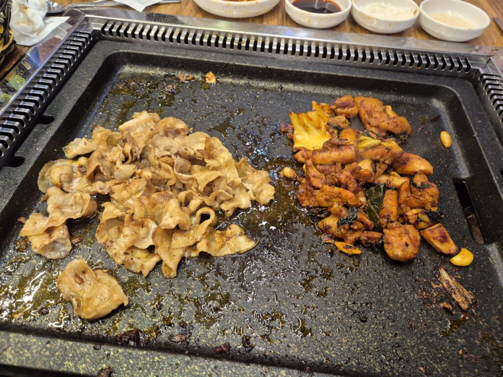 관저동 춘천집 대패삼겹살과 양념닭갈비 조리 완료