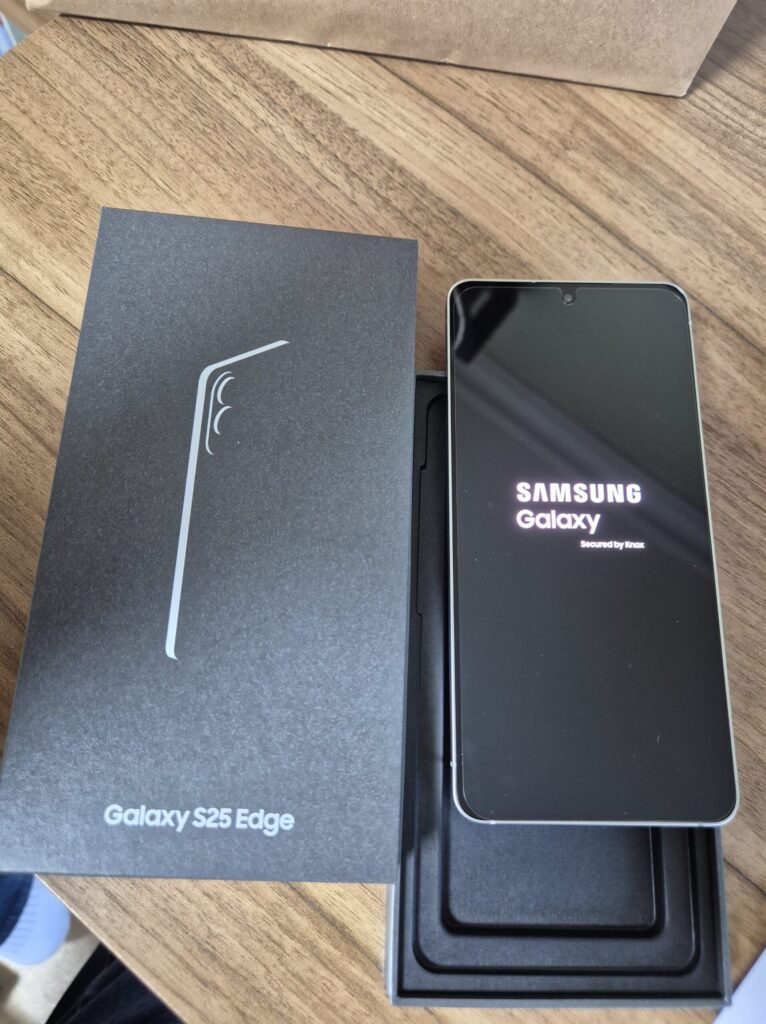 갤럭시 S25 엣지 아이스블루 전원켜다