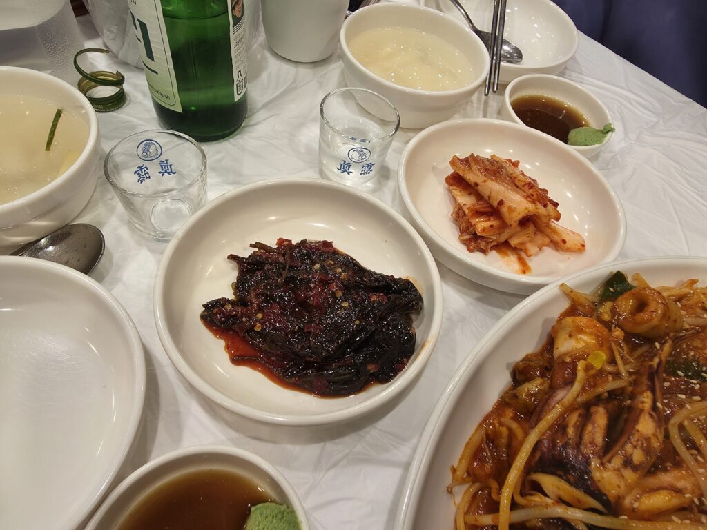 원내동 킹아구찜 밑반찬 깻잎과 배추김치