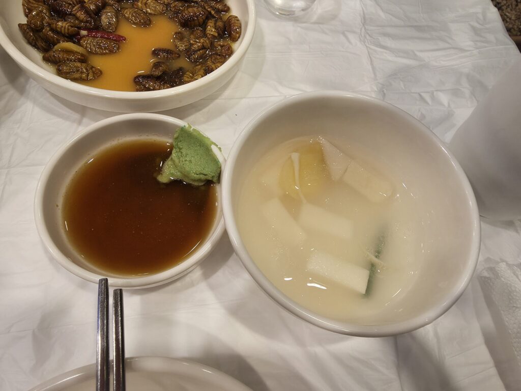 원내동 킹아구찜 밑반찬 동치미는 1인당 1개씩