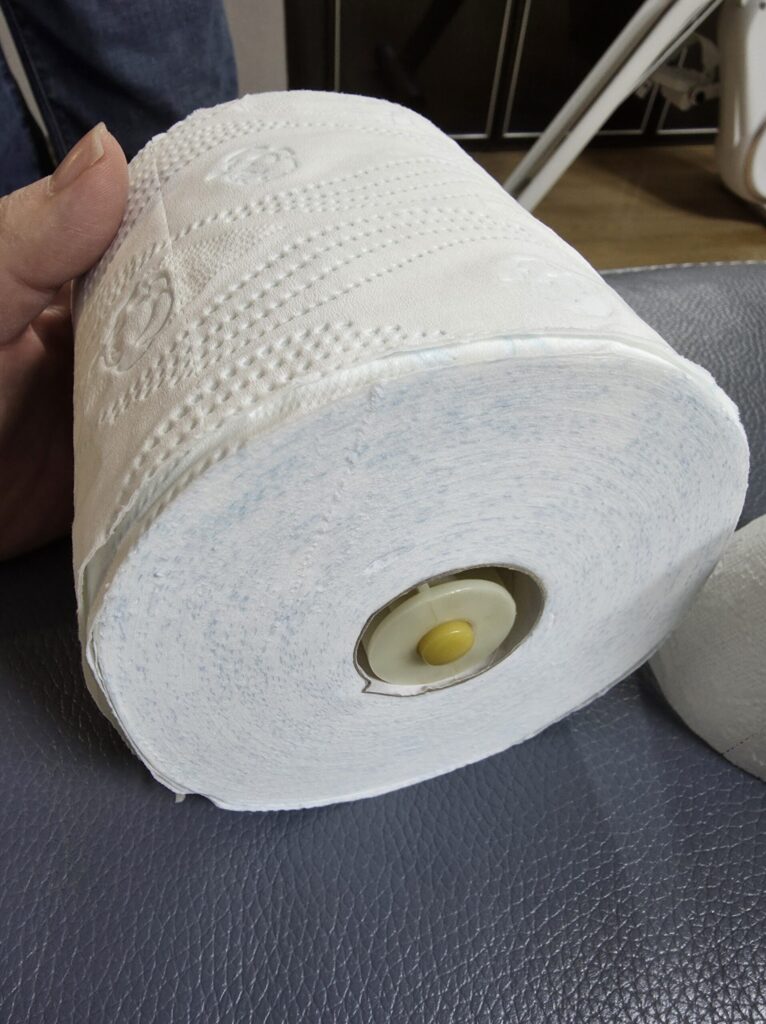 휴지가 너무 광폭이라서 휴지심에 들어간 휴지고리 고정고리가 안보임;;