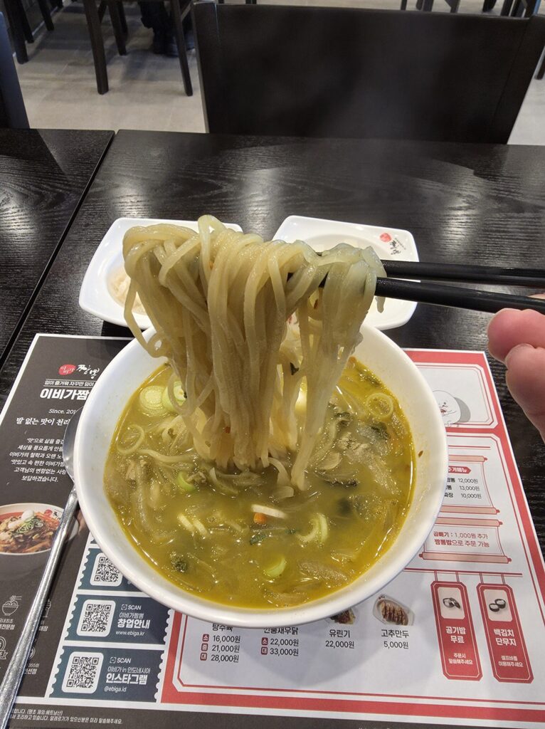 이비가 백짬뽕 면발도 부드러워서 맛있음.