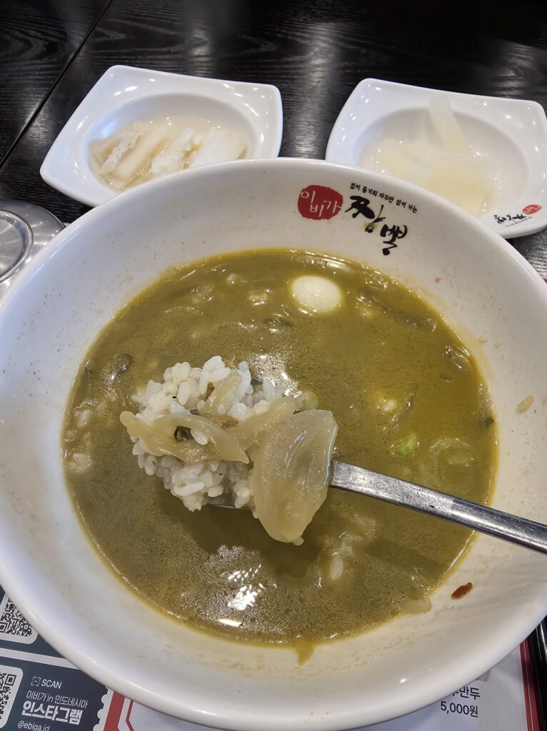 백짬뽕에 밥 두개 말아서 냠냠