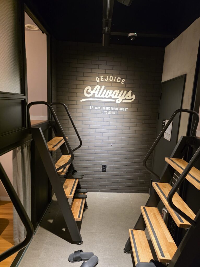 관저동 레드버튼 다락방 룸