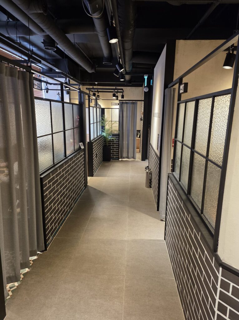 관저동 레드버튼 복도