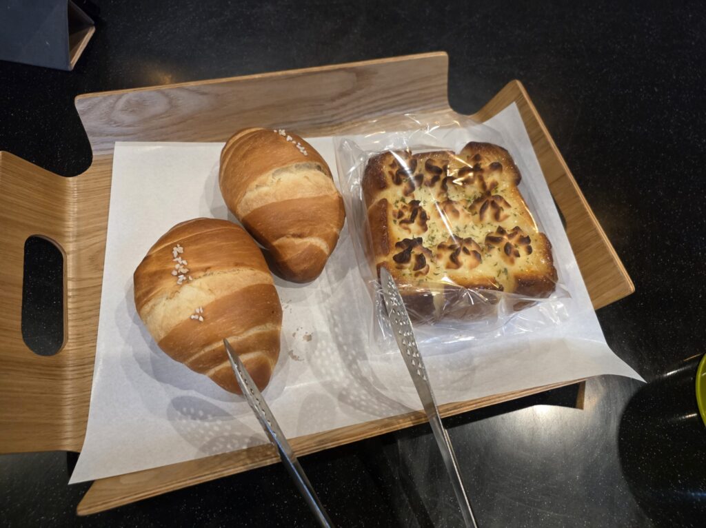 허니브래드와 플레인소금빵