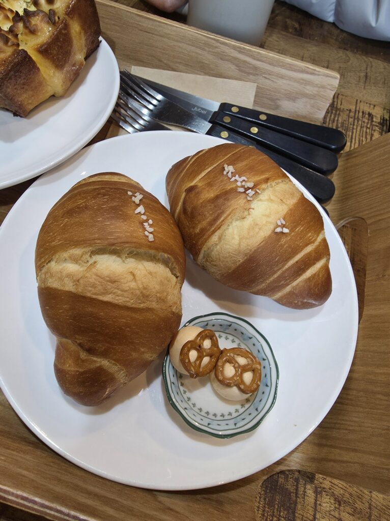 겉은 바삭 속은 촉촉한 밀도를 가진 플레인 소금빵