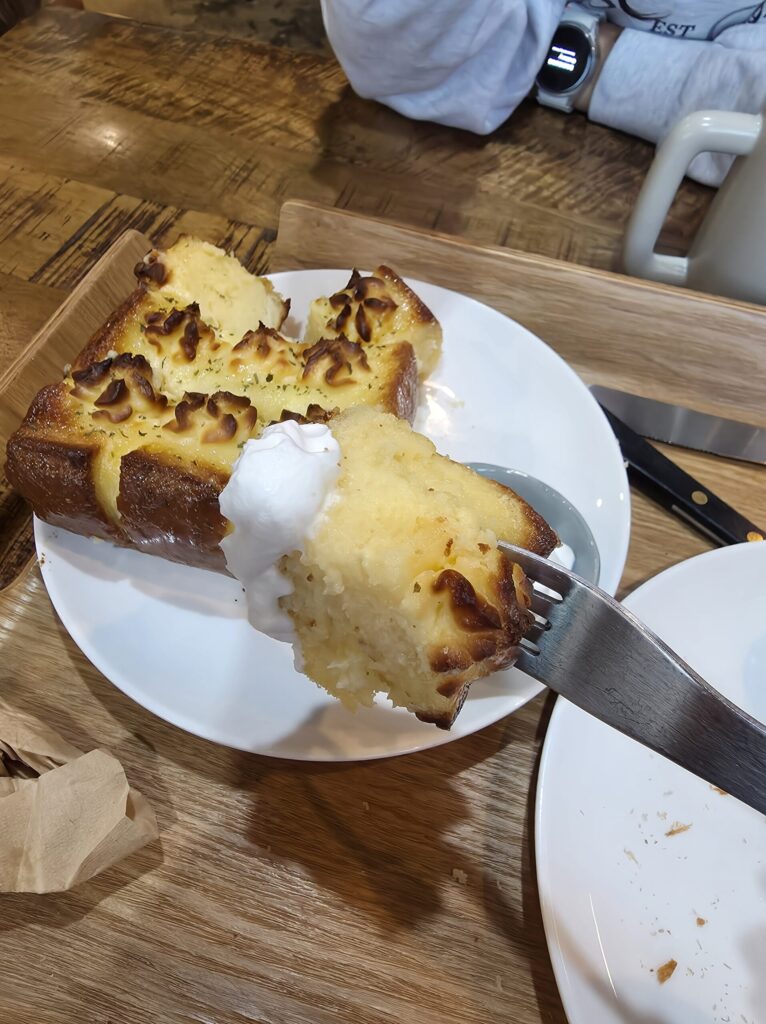 촉촉한 커스타드 크림이 들어가 있어서 부드럽고 달콤함.