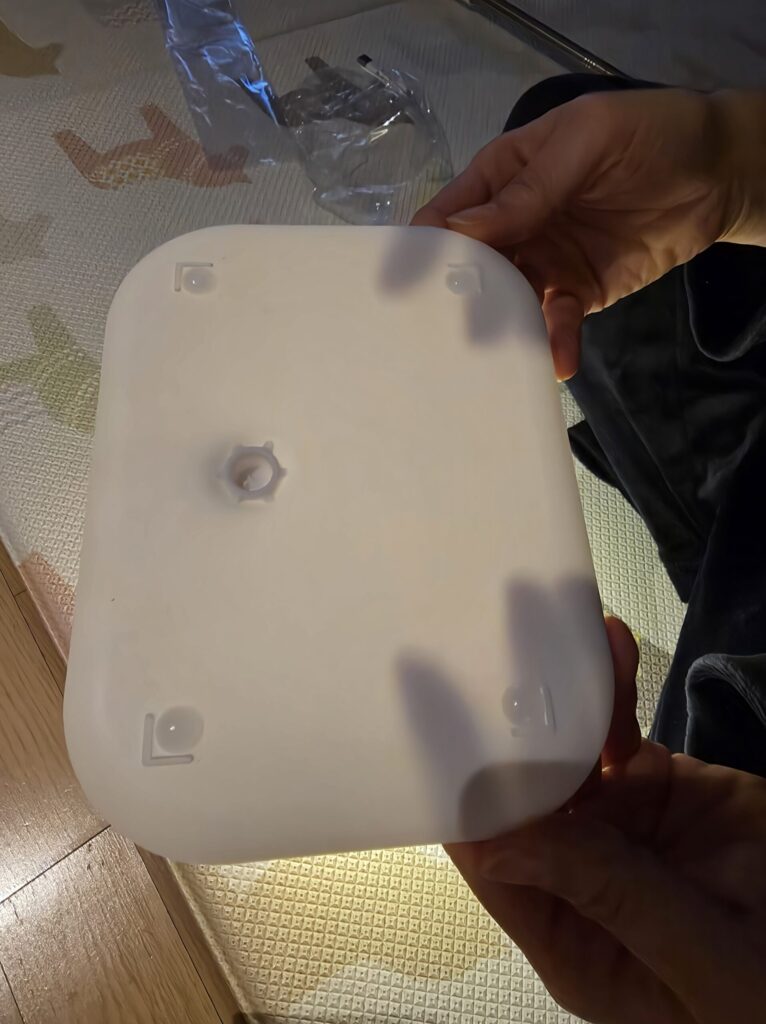 알리 탁상거울 바닥에 미끄럼 방지 고무를 붙임.