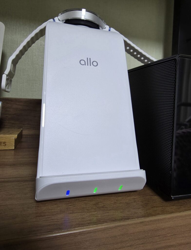 알로 3in1 무선충전기 충전중 램프는 각자 3개로 나눠져 있음.