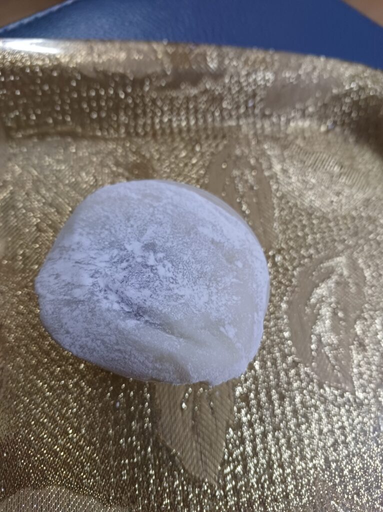 식감은 일반 찹쌀떡과 비슷한데.. 인위적인 단맛이 나지 않아 좋고, 견과류가 많이 들어가서 씹는 식감이 좋다.