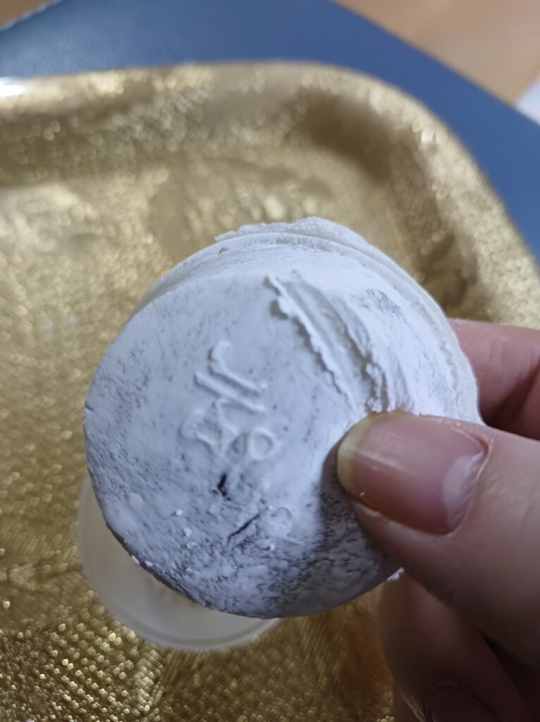 바닥에 행복이라는 글자가 선명하게 보인다.