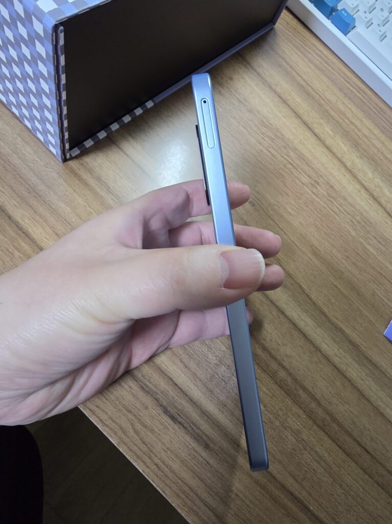 포켓키즈폰 유심슬롯은 왼쪽에 위치함.