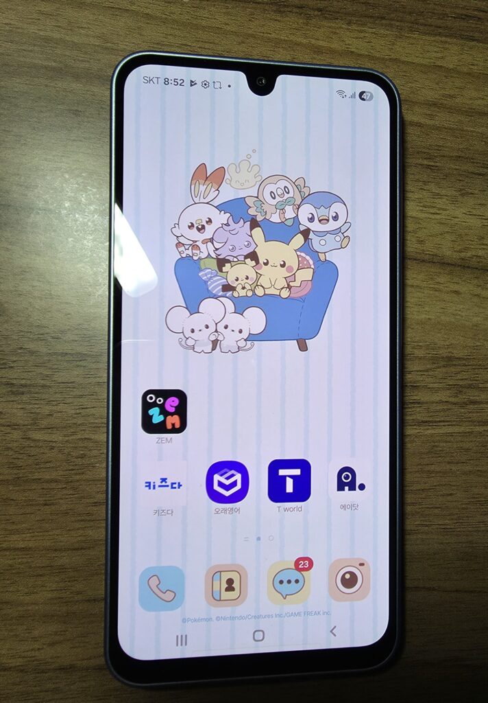 포켓키즈폰 배경화면에 포켓몬 캐릭터가 가득함!