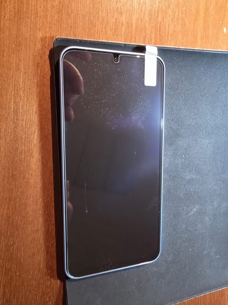 갤럭시A17에 갤럭시 A16 액정보호필름 대어봄. 잘맞음.