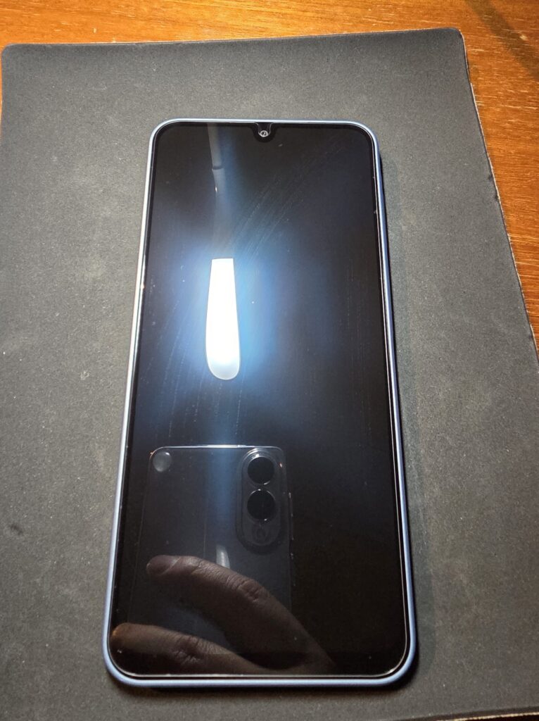 갤럭시A17에 갤럭시 A16 액정보호필름 부착함.