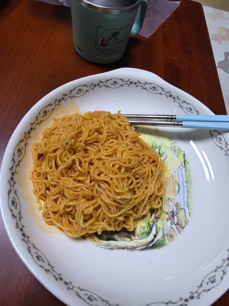 치킨과 비빔면 조합도 좋다.