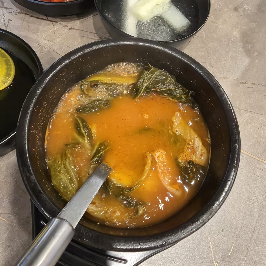 갈마동 옥천뼈구이 기본반찬 우거지해장국 국물이 일품