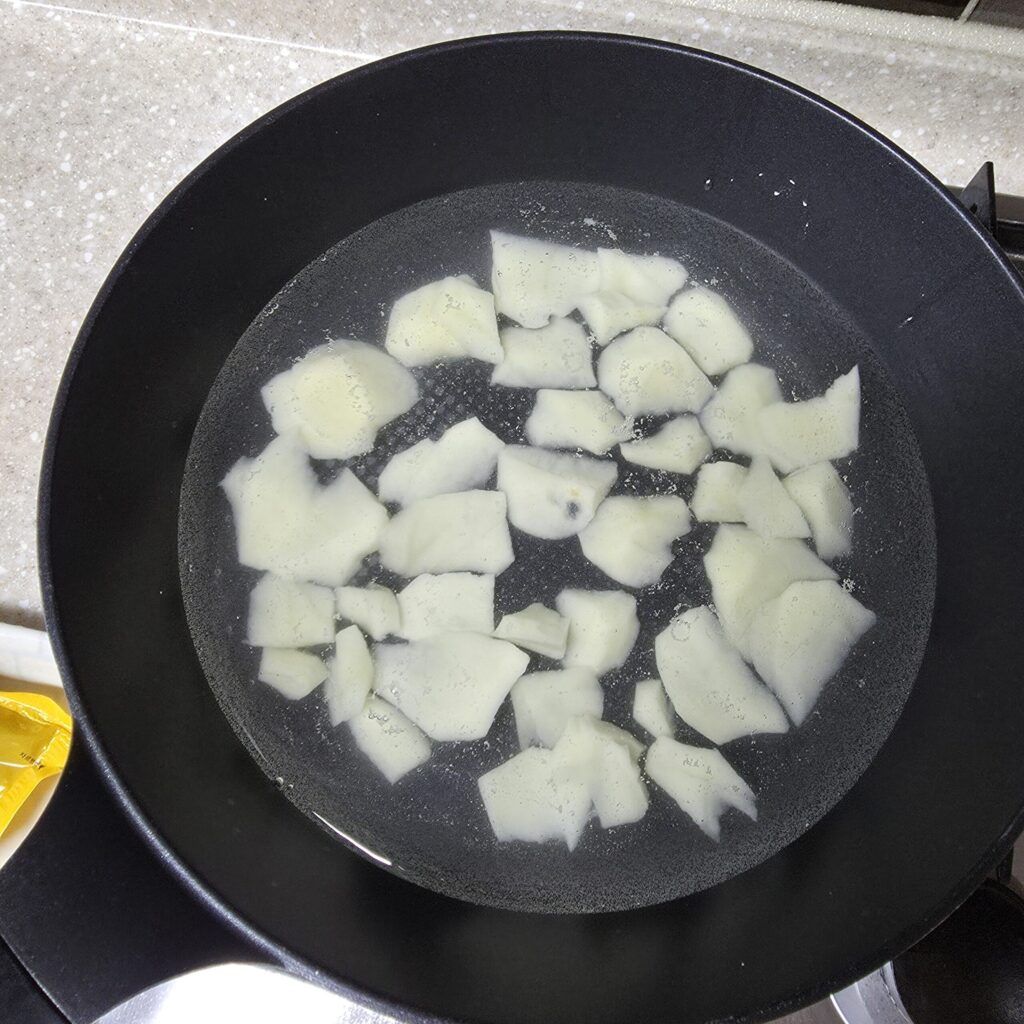 감자를 가위로 잘라 주면, 마치 수제비 뗀것처럼 보인다. ㅎㅎ
