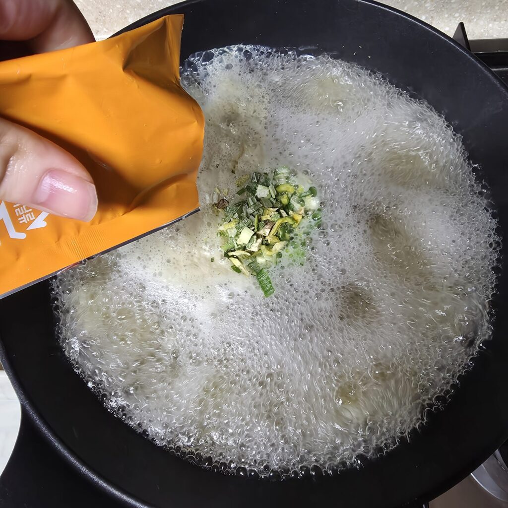 건더기 스프는 라면 건더기 스프와 동일함.
