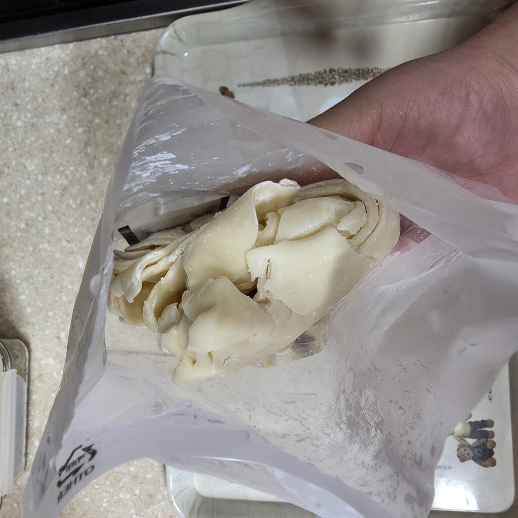 생수제비라서 말랑말랑해서 떼기가 편하고, 모양은 두툼한 넓적당면 스타일이다.