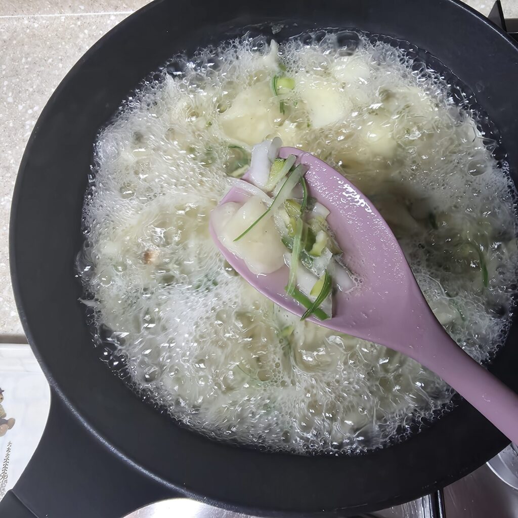 마지막에 대파도 넣어주면 국물이 더시원하고, 비주얼도 더 먹음직 스러워짐.