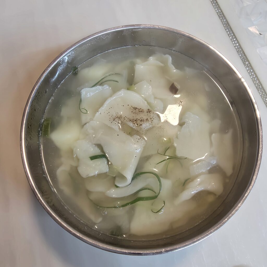 노브랜드 생수제비 완성 마지막에 후추 톡톡