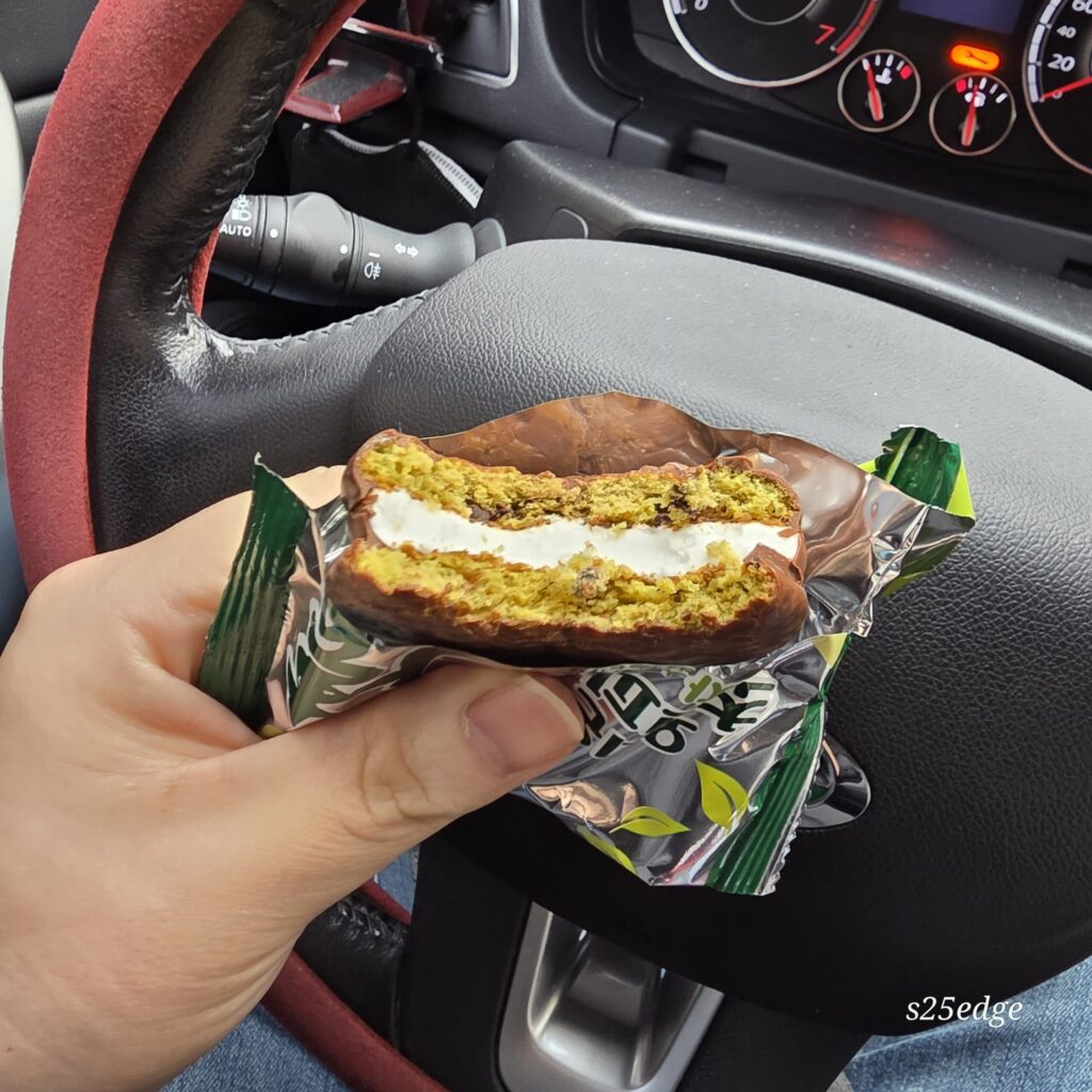 말차초코파이의 식감은 아주 촉촉함.