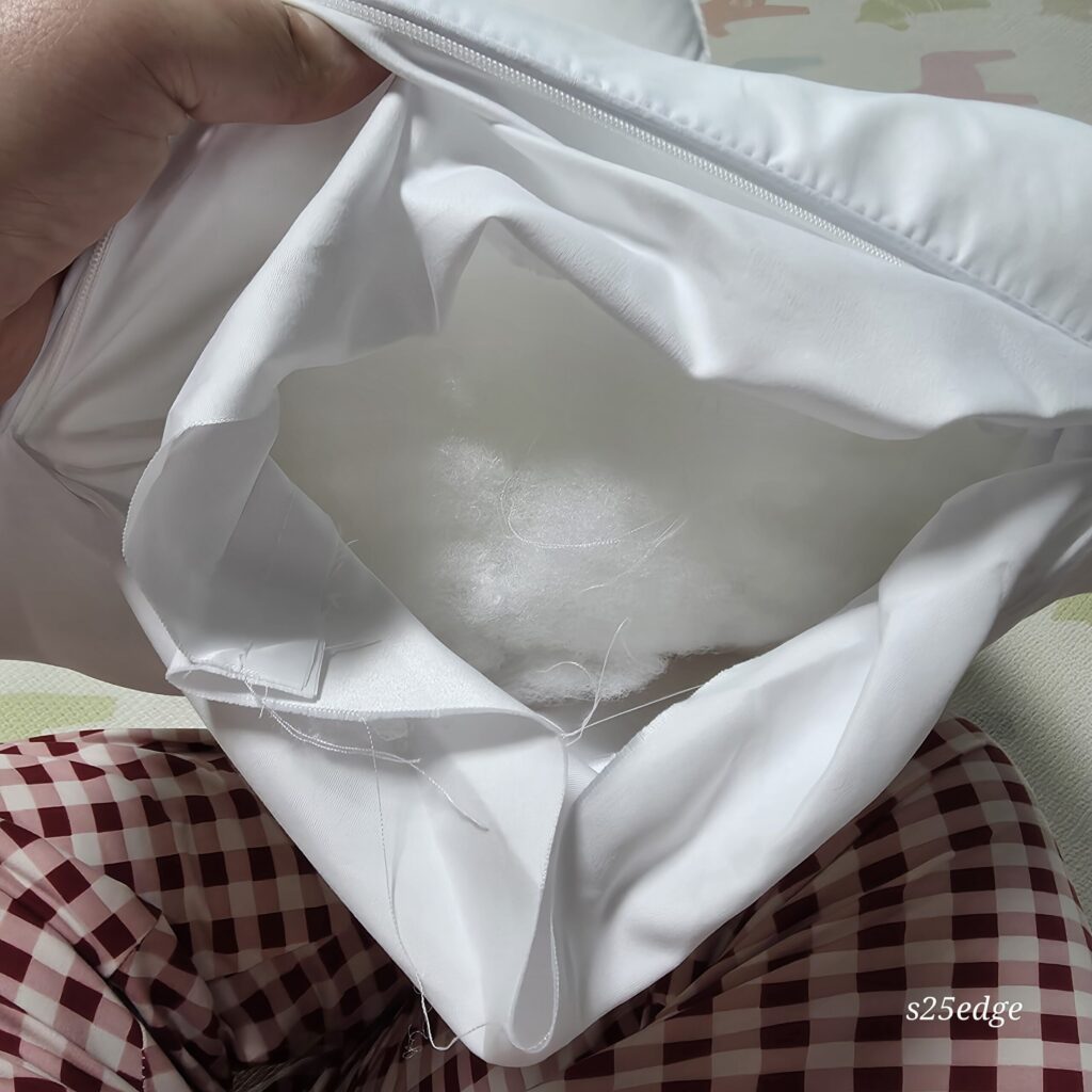 오픈형으로 마이크로 화이바 베개솜 충전재를 만져볼수 있음. 