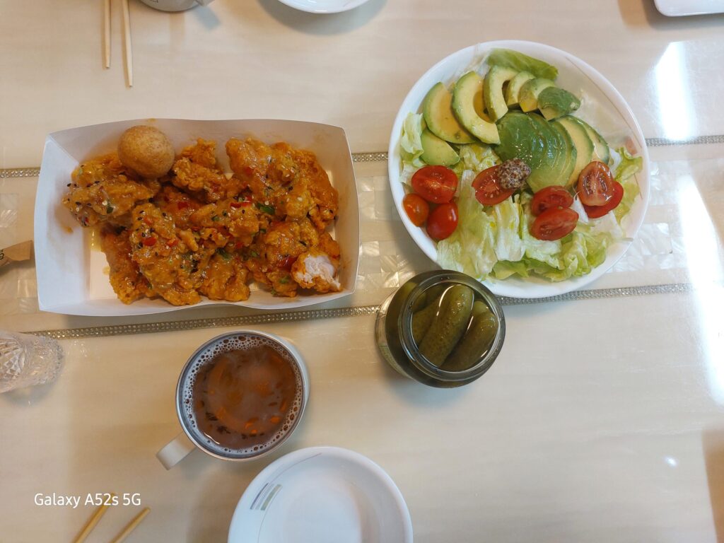 맴슐랭 치킨과 아보카도 샐러드의 조합 그리고 쏘맥도 한잔